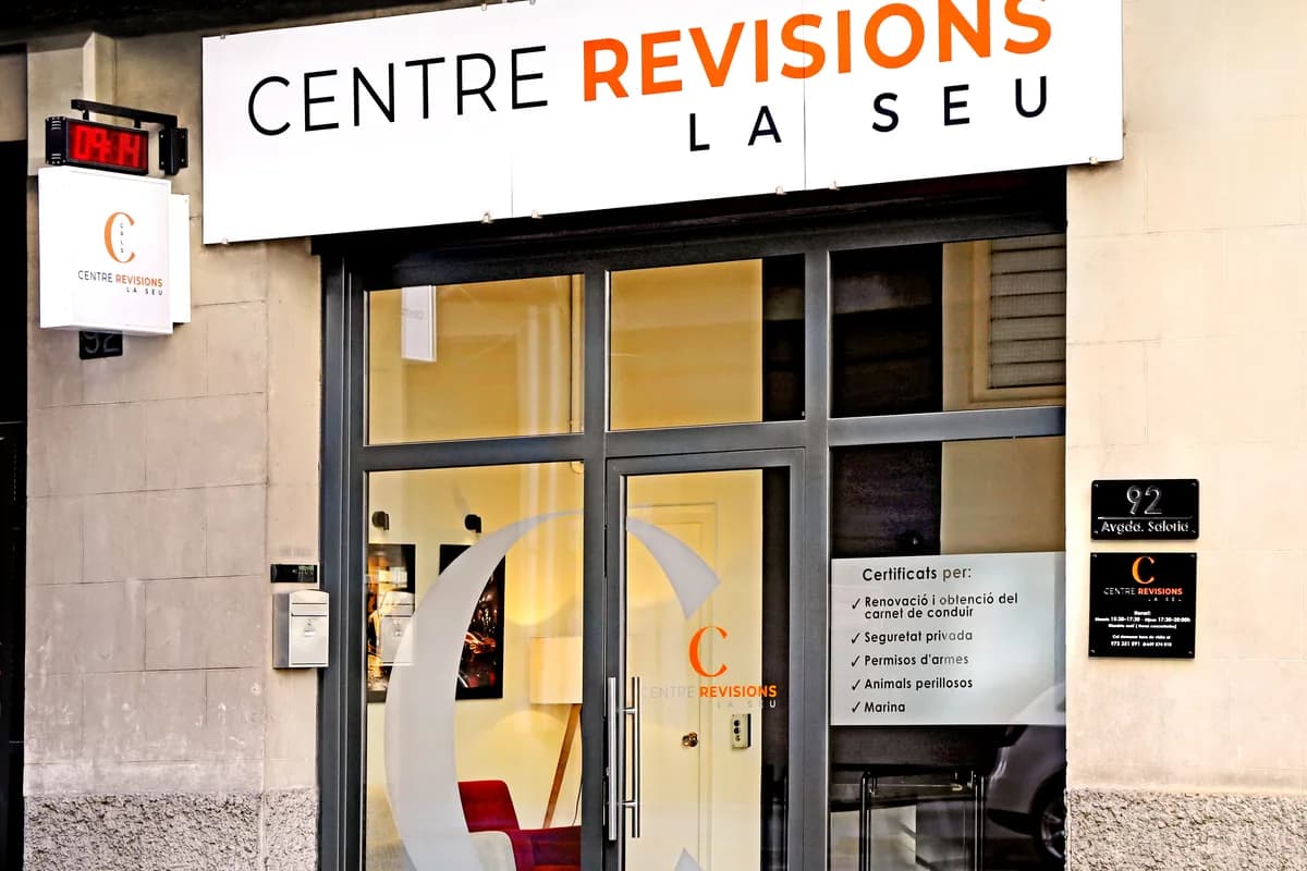 Consulta mèdica del Centre Revisions La Seu equipada per a reconeixements de conductors